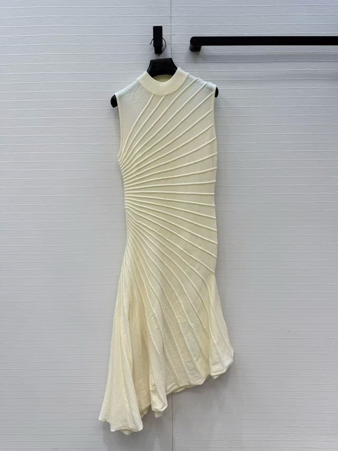 Women Formal Wear Designers - Robe ajustée en laine plissée de